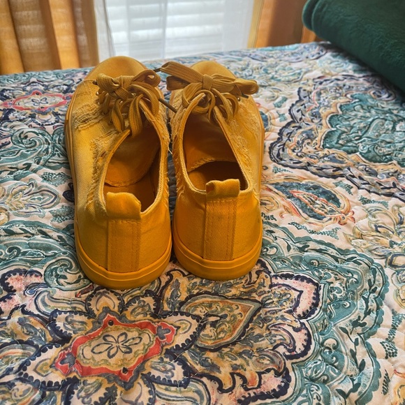 Yellow Ripped Texture Shoes - Picture 4 of 4